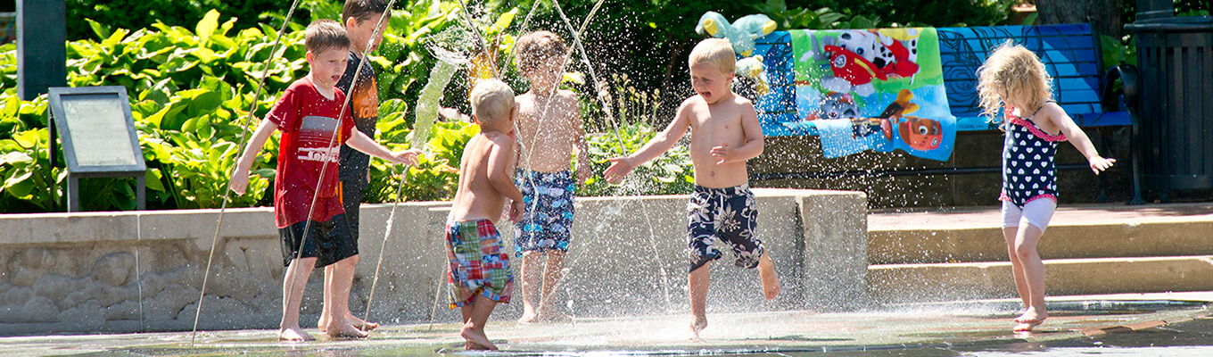 kids in water fountain
